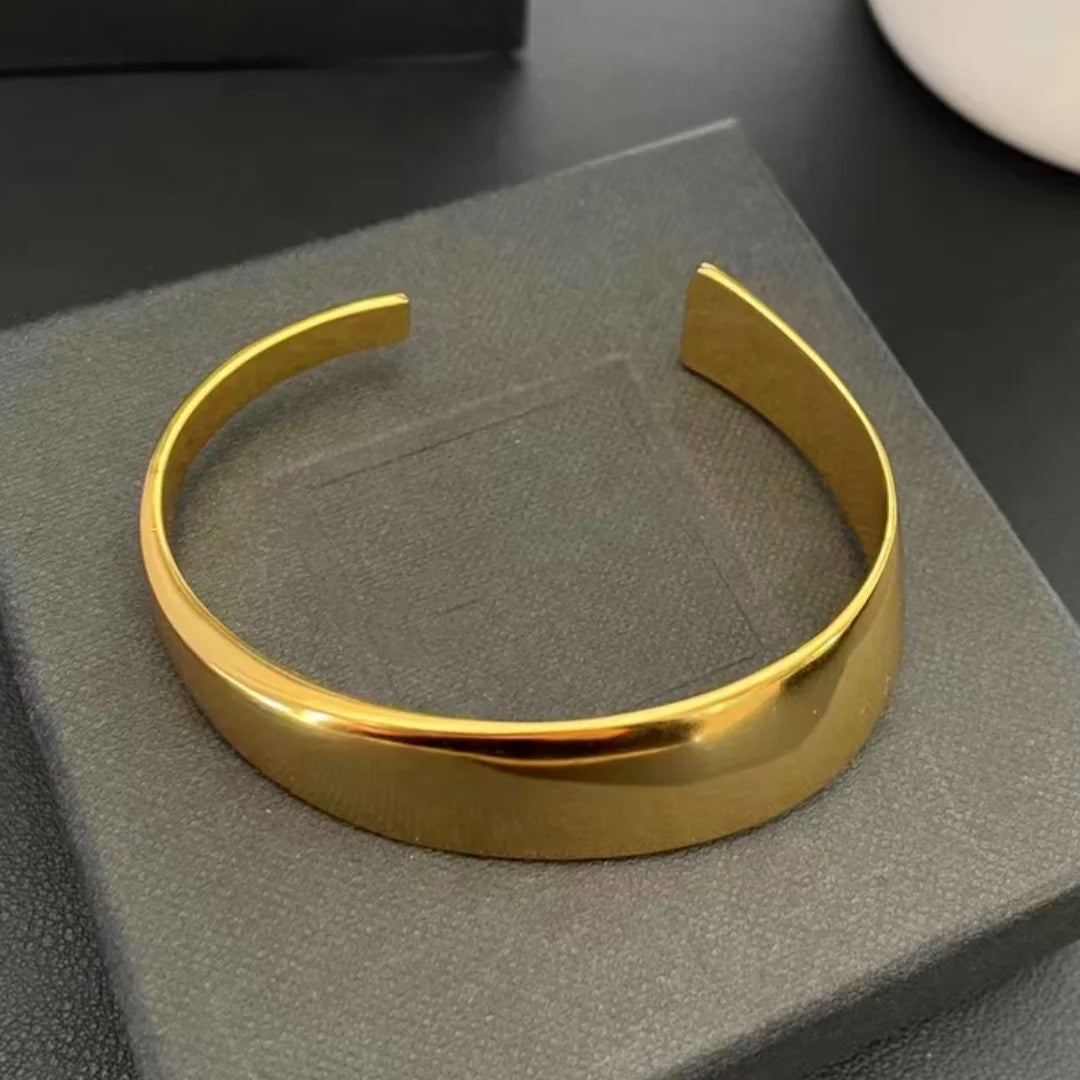 Designer’s new vintage open bracelet with regular shape, crafted from copper with a 2.7cm opening. Perfect for any style.